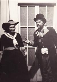 Manželé Komosní při divadelním představení, blíže nedatováno