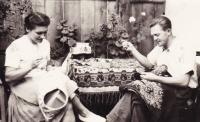 1948: manželé při práci na dvoře rodného domu