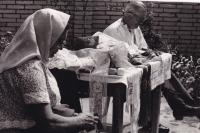 60. léta: manželé Komosní při práci