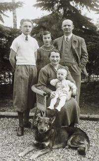 Pamětnice jako batole, rodiče a starší sourozenci