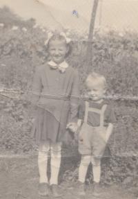 Ondřej Stavinoha se svou sestrou Marií, konec 50. let