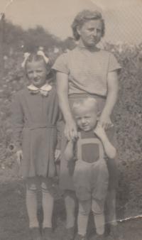 Ondřej Stavinoha s maminkou a sestrou Marií, konec 50. let