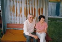 Otec pamětníka se sestrou Marií na pamětníkových padesátých narozeninách, 2005