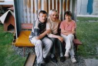 Ondřej Stavinoha s otcem a sestrou Marií na pamětníkových padesátých narozeninách, 2005
