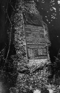 Pomník popraveným z krytu v lese, kam A. K. nosil jídlo