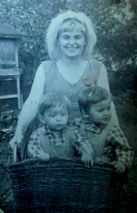 Emile Konečná se syny Stanislavem a Vítem