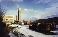 Pohled do areálu závodu Rudné doly Zlaté Hory / vlevo administrativní budova / vpravo těžní věž a zásobník rudniny / v popředí nakladač P.N. 1500 / 1992