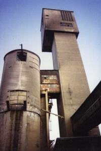 Rudné doly Zlaté Hory / vlevo zásobník rudy / vpravo těžní věž