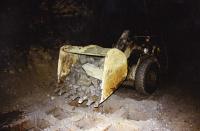 Rudné doly Zlaté Hory / kolový nakladač PN 1700 sype rubaninu do komína