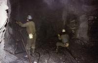 Rudné doly Zlaté Hory / odvrt čelby ručními vzduchovými vrtacími kladivy VK 29 s pneumatickou podpěrou