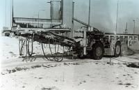 Rudné doly Zlaté Hory / dvůr závodu / vrtací souprava na podvozku JOY TLF 4 je připravena na práci v dole