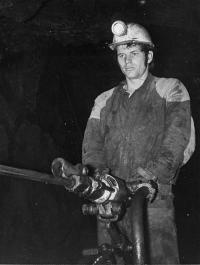 Josef Šmoldas pracuje na čelbě s vrtacím kladivem VK 29