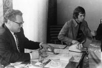 Josef Šmoldas a ředitel závodu Rudných dolů Zlaté Hory Jaroslav Janák při besedě s novináři po vytvoření rekordu / 1977