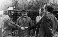 Josef Šmoldas jako předák přebírá gratulaci po vytvoření rekordu v ražbě / 1977