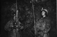 Josef Šmoldas / vpravo / vrtání stropu chodby