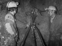 Josef Šmoldas / vlevo / při vrtání čelby s pomocníkem Josefem Lykem / v partě Imricha Šilhára / 1969 