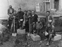 Josef Šmoldas / třetí zleva / v partě Imricha Šilhára / šestý zleva / pokládání první tvárnice stavby městské sauny ve Zlatých Horách / 1973