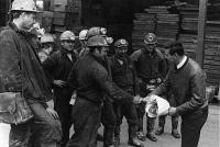 Rudné doly Zlaté Hory / ústí štoly / ředitel závodu předává kytici předáku Imrichu Šilhárovi za vytvoření rekordu v ražbě / 