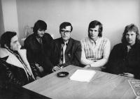 Josef Šmoldas / druhý zprava / porada v průběhu ražby rekordu