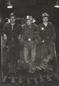 Josef Šmoldas / první zprava / uprostřed Josef Bannert / vlevo zámečník Jan Tomaštík