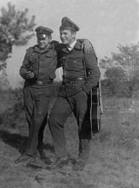 Základní vojenská služba / desátník Josef Šmoldas s kytarou / cestou do Gajar nedaleko Malacek na Slovensku