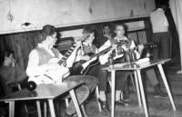 Hornické učiliště / Vysoká Pec u Příbrami / kapela / Josef Šmoldas s kytarou vlevo / 1962 až 1965