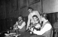 Hornické učiliště / Vysoká Pec u Příbrami / kapela / Josef Šmoldas s kytarou vlevo / 1962 až 1965