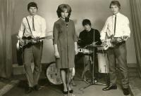 Bigbít ve Zlatých Horách / část kapely The Reibls / zleva Josef Šmoldas, Maruška Švandrlíková, Zbyněk Jordánek, Jiří Fedák / asi 1966