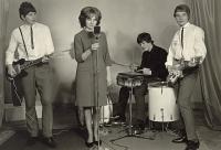 Bigbít ve Zlatých Horách / část kapely The Reibls / zleva Josef Šmoldas, Maruška Švandrlíková, Zbyněk Jordánek, Jiří Fedák / asi 1966