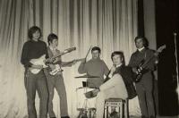 Bigbít ve Zlatých Horách / kapela The Reibls / Josef Šmoldas druhý zleva / 1966