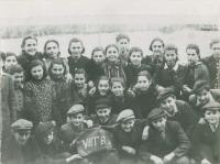 Židovská škola, Topolčany, asi 1939, Mikuláš u tabule zprava