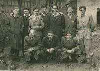 Mikuláš první vlevo s kamarády. Vedle něj Kornfeld, další Robi Buchler, dřepící první Dezider Šimko, Topolčany asi 1946