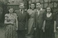 Mikuláš druhý zleva s židovskými přáteli, první zleva Renka-vzdálená příbuzná, Topolčany asi 1946