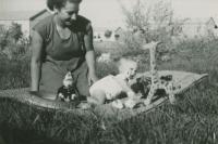Dáša s dcerou Danou u školky v kibucu na jediném místě, kde byla tráva, asi 1953