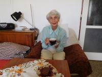 Marie Chaloupská při pití kávy ve svém bytě v Praze