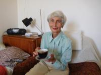 Marie Chaloupská při pití kávy ve svém bytě v Praze