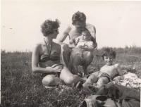 Marie s manželem Josefem a syny Janem a Petrem