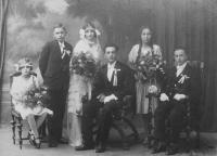 Svatba Marie Hojné a Bohumíra Kašpara v Černilově roku 1927. Vpravo družička Marie Hojná, mládenec Václav Rejchrt, vlevo družička Dohalských a mládenec Rudolf Kašpar, bratr ženicha.	