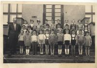 Mariin otec Bohumír Kašpar se svou třídou v Náchodě