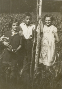 Emilie (vlevo) se sourozenci Josefem a Anežkou