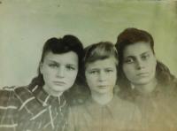Češky Míla Šanová, Evženie Hajná a Lída Tichá v roce 1947 v Českých Dorohostajích na Volyni