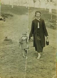 Evženie Hajná s maminkou Emílií Hajnou v roce 1936 v Českých Dorohostajích