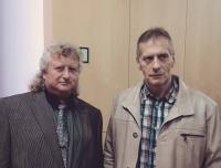 Karel Maier (vlevo) s Vladimírem Hučínem po předávání osvědčení o 3. odboji (2017)