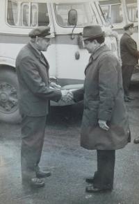 Vlevo Alois Grůz jako řidič v ČSAD