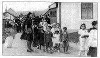 Oslavany 30. léta: Pohřeb strýce Ludvy v oslavanské romské kolonii. Mezi dětmi je i malý pan Zdeněk a jeho bratr