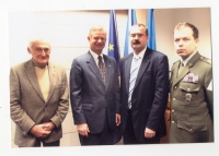 První den vzniku ÚSTR: zleva Milan Paumer, americký velvyslanec Richard W. Graber, vpravo nadcházející místopředseda vědecké rady plk. Eduard Stehlík, 1. 2. 2008