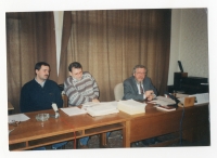Tisková konference v Úřadu dokumentace a vyšetřování zločinů komunismu, vlevo P. Žáček, vpravo V. Benda, 1995