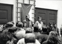Vyhlášení okupační stávky v ranních hodinách na FŽ UK, 20. 11. 1989