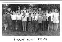 na základní škole ve Varnsdorfu, uprostřed první řady, 1974