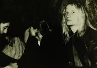 Vladimír Trlida na tajném undergroundovém koncertu pořádaném Zbyňkem Baťou ve sklípku hradu v Malenovicích v lednu 1987
